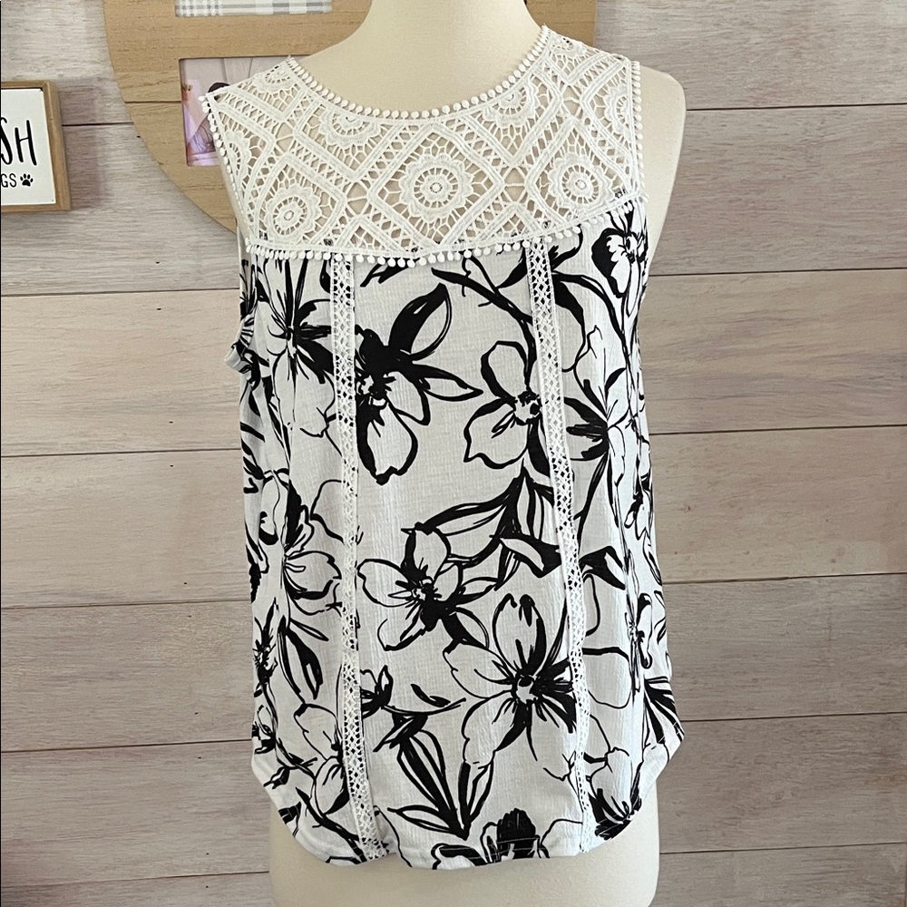 Women's White Crochet-Accent Black Floral Tank Top M